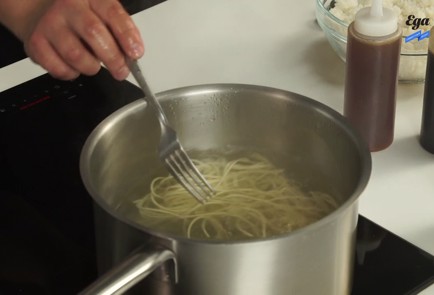 Фото шага рецепта Поке с лапшой креветками и сезонными ягодами 125451 шаг 1  