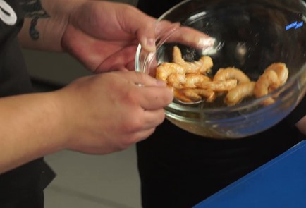 Фото шага рецепта Поке с лапшой креветками и сезонными ягодами 125451 шаг 2  