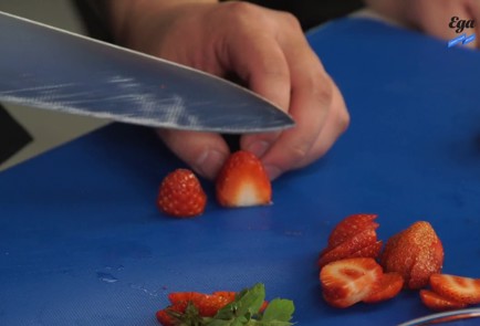 Фото шага рецепта Поке с лапшой креветками и сезонными ягодами 125451 шаг 3  