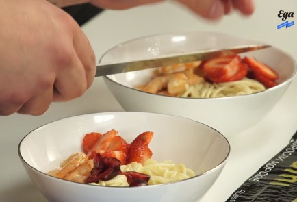 Фото шага рецепта Поке с лапшой креветками и сезонными ягодами 125451 шаг 4  