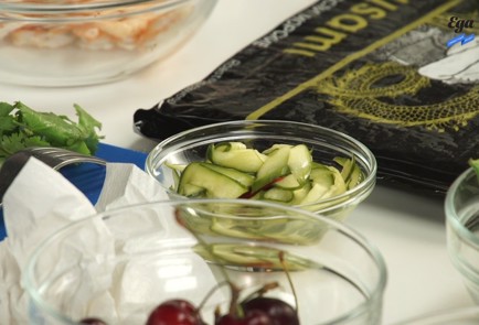 Фото шага рецепта Поке с рисом крабом и битыми огурцами 125450 шаг 2  