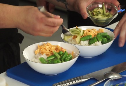 Фото шага рецепта Поке с рисом крабом и битыми огурцами 125450 шаг 5  