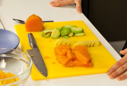 Фото шага рецепта Полезный салат из авокадо батата и болгарского перца 93971 шаг 2  