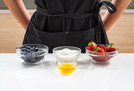 Фото шага рецепта Полосатое мороженое из йогурта popsicle 186501 шаг 1  