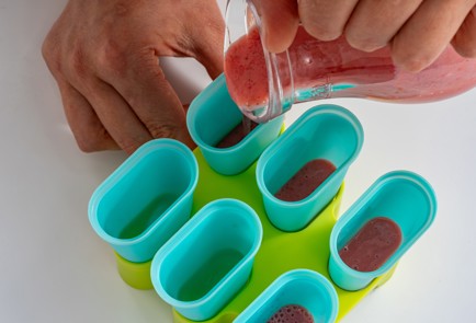 Фото шага рецепта Полосатое мороженое из йогурта popsicle 186501 шаг 4  