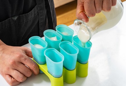 Фото шага рецепта Полосатое мороженое из йогурта popsicle 186501 шаг 6  