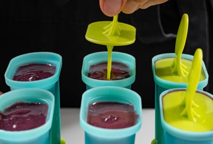 Фото шага рецепта Полосатое мороженое из йогурта popsicle 186501 шаг 9  