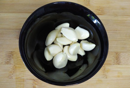 Фото шага рецепта Помидоры с чесноком и зеленью 190332 шаг 1  