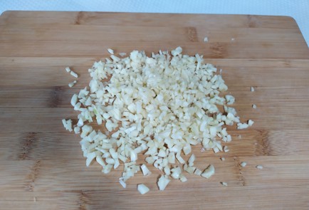 Фото шага рецепта Помидоры с чесноком и зеленью 190332 шаг 2  