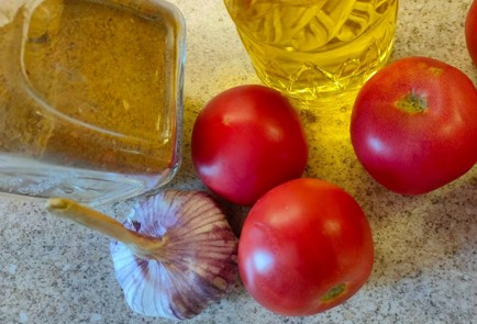 Фото шага рецепта Помидоры с чесноком в духовке 189925 шаг 1  