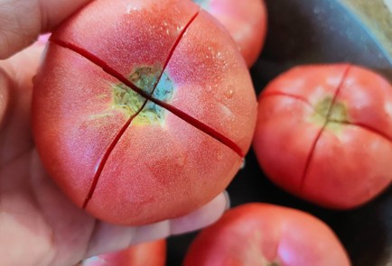 Фото шага рецепта Помидоры с чесноком в духовке 189925 шаг 2  