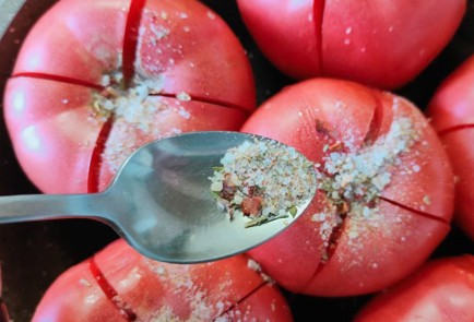 Фото шага рецепта Помидоры с чесноком в духовке 189925 шаг 3  