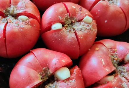 Фото шага рецепта Помидоры с чесноком в духовке 189925 шаг 6  