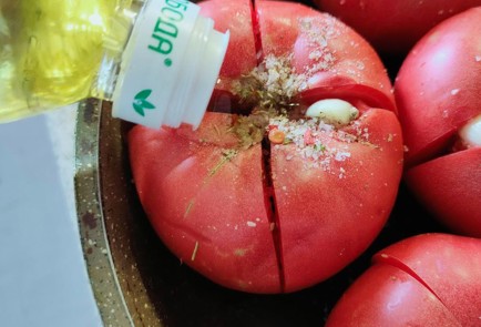 Фото шага рецепта Помидоры с чесноком в духовке 189925 шаг 7  