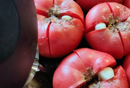 Фото шага рецепта Помидоры с чесноком в духовке 189925 шаг 8  