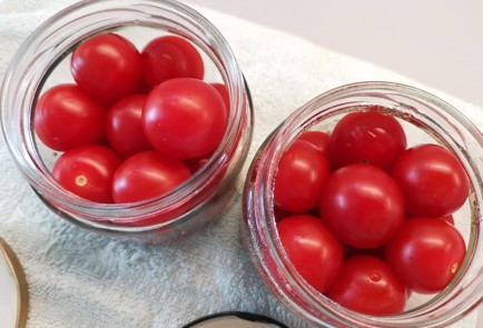 Фото шага рецепта Помидоры в банке 190255 шаг 7  