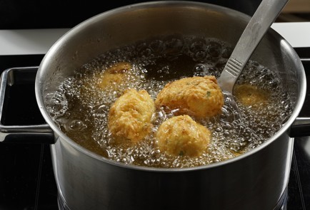 Фото шага рецепта Пончики из кабачков 152822 шаг 11  