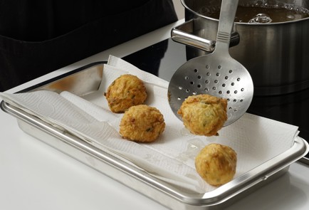 Фото шага рецепта Пончики из кабачков 152822 шаг 12  