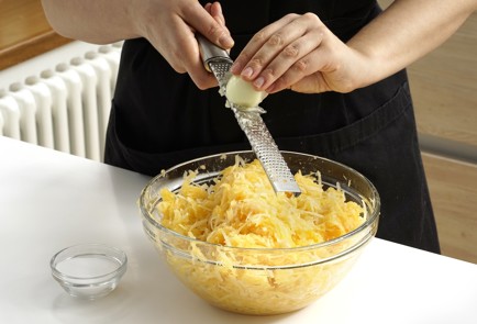 Фото шага рецепта Пончики из кабачков 152822 шаг 4  