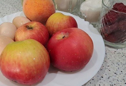 Фото шага рецепта Порционные бисквиты с яблоками персиком и малиной 190347 шаг 1  