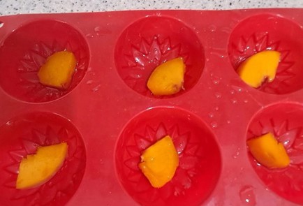 Фото шага рецепта Порционные бисквиты с яблоками персиком и малиной 190347 шаг 11  