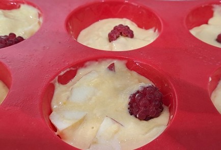 Фото шага рецепта Порционные бисквиты с яблоками персиком и малиной 190347 шаг 12  