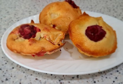 Фото шага рецепта Порционные бисквиты с яблоками персиком и малиной 190347 шаг 13  