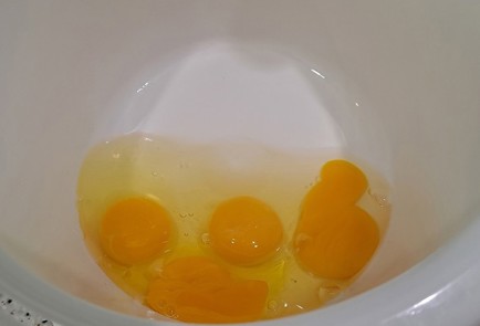 Фото шага рецепта Порционные бисквиты с яблоками персиком и малиной 190347 шаг 2  