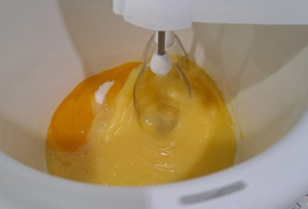 Фото шага рецепта Порционные бисквиты с яблоками персиком и малиной 190347 шаг 4  