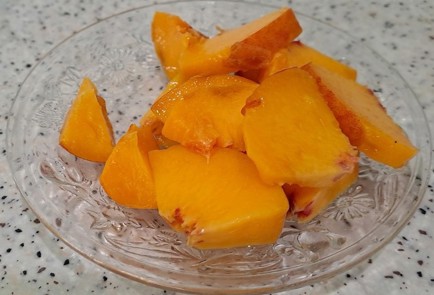 Фото шага рецепта Порционные бисквиты с яблоками персиком и малиной 190347 шаг 6  