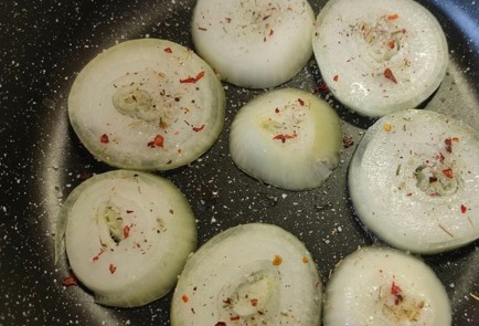 Фото шага рецепта Постный пирог с помидорами и луком 191503 шаг 17