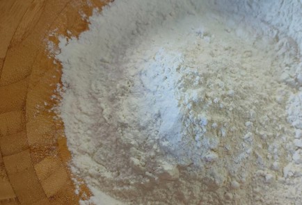 Фото шага рецепта Постный пирог с помидорами и луком 191503 шаг 2