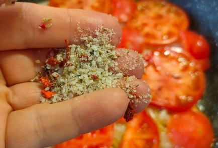 Фото шага рецепта Постный пирог с помидорами и луком 191503 шаг 20