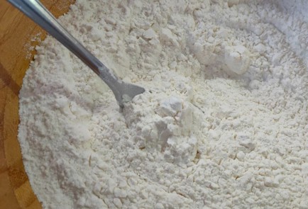 Фото шага рецепта Постный пирог с помидорами и луком 191503 шаг 6