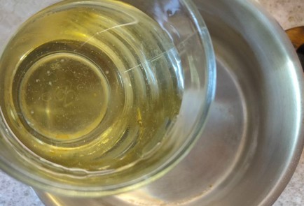 Фото шага рецепта Постный пирог с помидорами и луком 191503 шаг 7