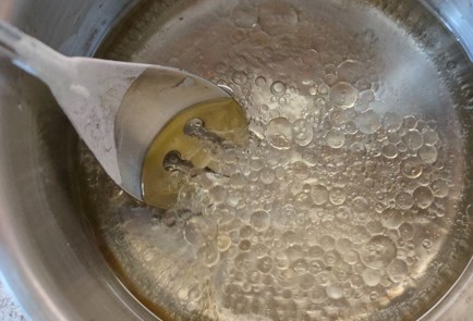 Фото шага рецепта Постный пирог с помидорами и луком 191503 шаг 9