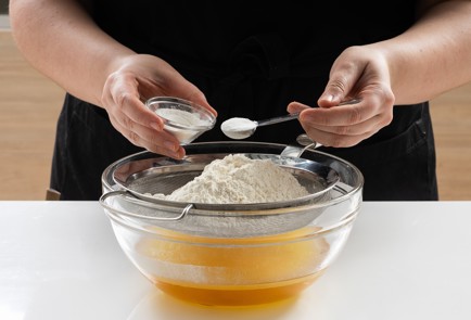 Фото шага рецепта Постный заливной пирог с грушами и миндалем 140681 шаг 3  