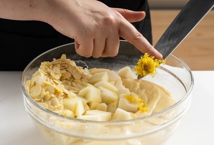 Фото шага рецепта Постный заливной пирог с грушами и миндалем 140681 шаг 6  