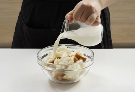 Фото шага рецепта Пожарские котлеты из Книги о вкусной и здоровой пище 152854 шаг 2