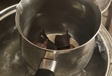 Фото шага рецепта Праздничный зефирношоколадный торт 191059 шаг 1