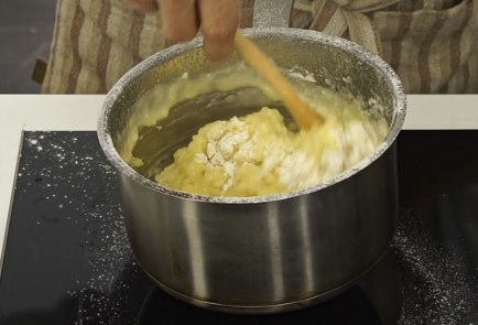 Фото шага рецепта Профитроли с кремом из сливочного сыра 81275 шаг 2  