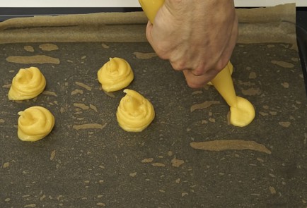 Фото шага рецепта Профитроли с кремом из сливочного сыра 81275 шаг 4  