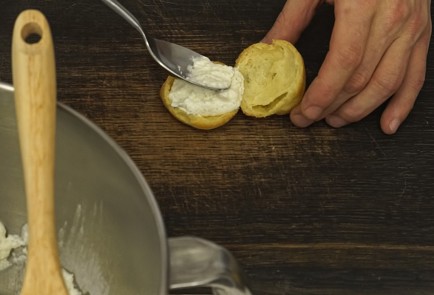 Фото шага рецепта Профитроли с кремом из сливочного сыра 81275 шаг 6  