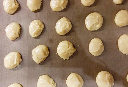 Фото шага рецепта Профитроли с кремом из творожного сыра 187057 шаг 5  