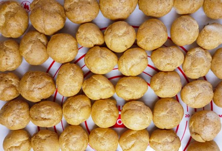 Фото шага рецепта Профитроли с кремом из творожного сыра 187057 шаг 6  