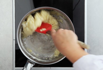 Фото шага рецепта Профитроли с заварным кремом и карамельным соусом 52195 шаг 4  