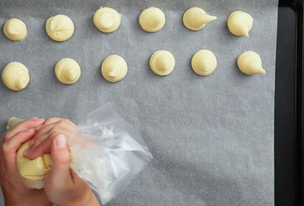 Фото шага рецепта Профитроли с заварным кремом и карамельным соусом 52195 шаг 5  