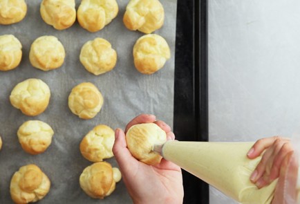 Фото шага рецепта Профитроли с заварным кремом и карамельным соусом 52195 шаг 7  