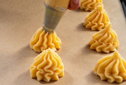 Фото шага рецепта Профитроли со сливочным тунцом и вяленой клюквой 188039 шаг 10  