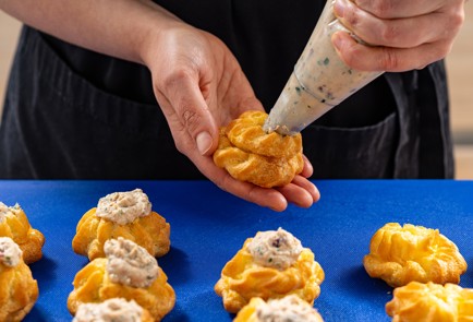 Фото шага рецепта Профитроли со сливочным тунцом и вяленой клюквой 188039 шаг 12  